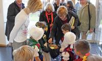 Das Evaluierungskommitee wurde von Kindern der WITAJ-Kita Malschwitz nach sorbischem Brauch mit Brot und Salz begrüßt. Foto: Bodo Hering